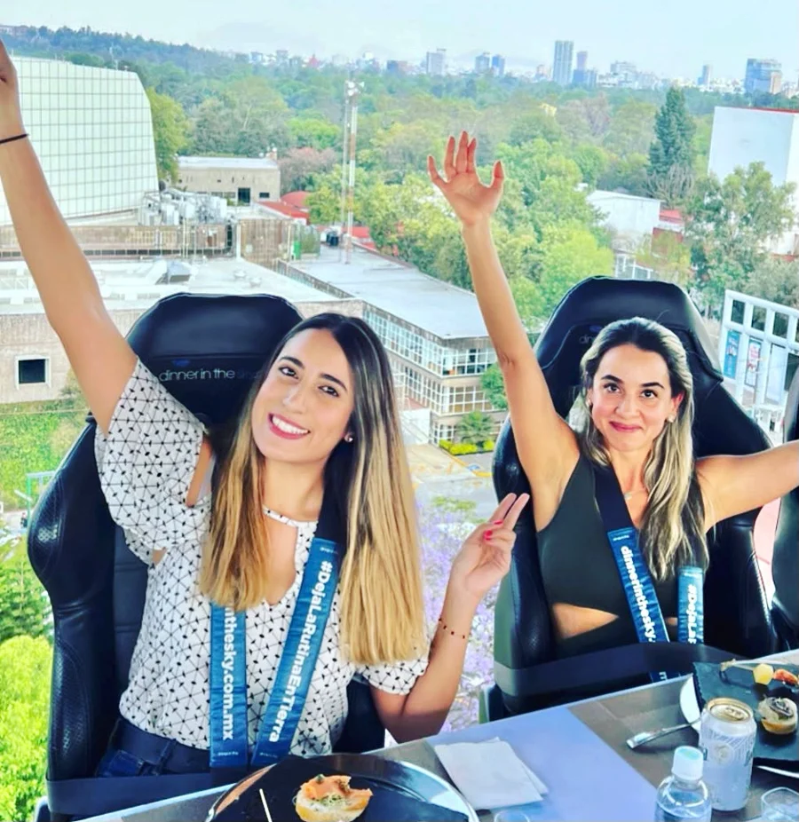 Comensales celebrando con la ciudad de fondo