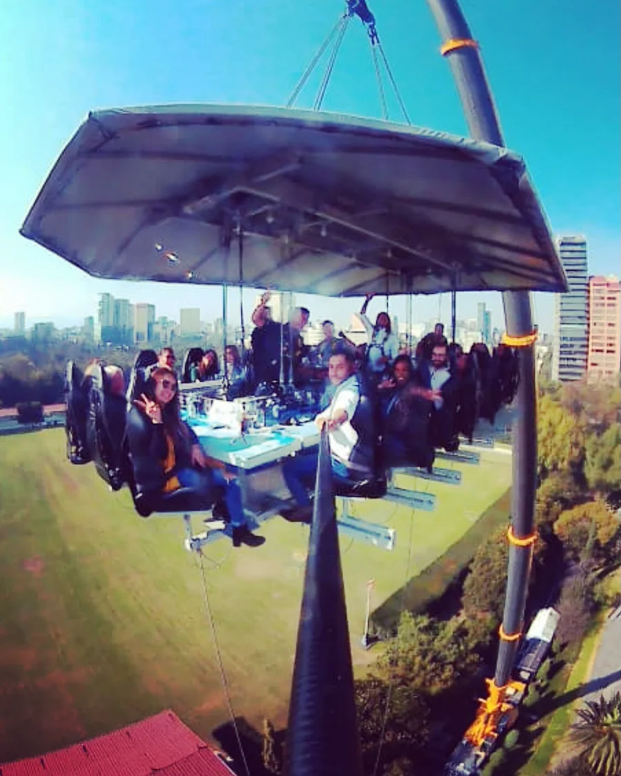 Vista panorámica de la mesa suspendida por la grúa