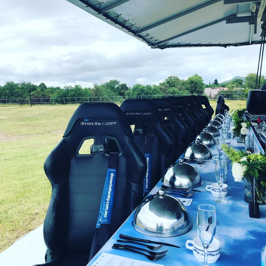 Mesa montada con cúpulas plateadas lista para el servicio